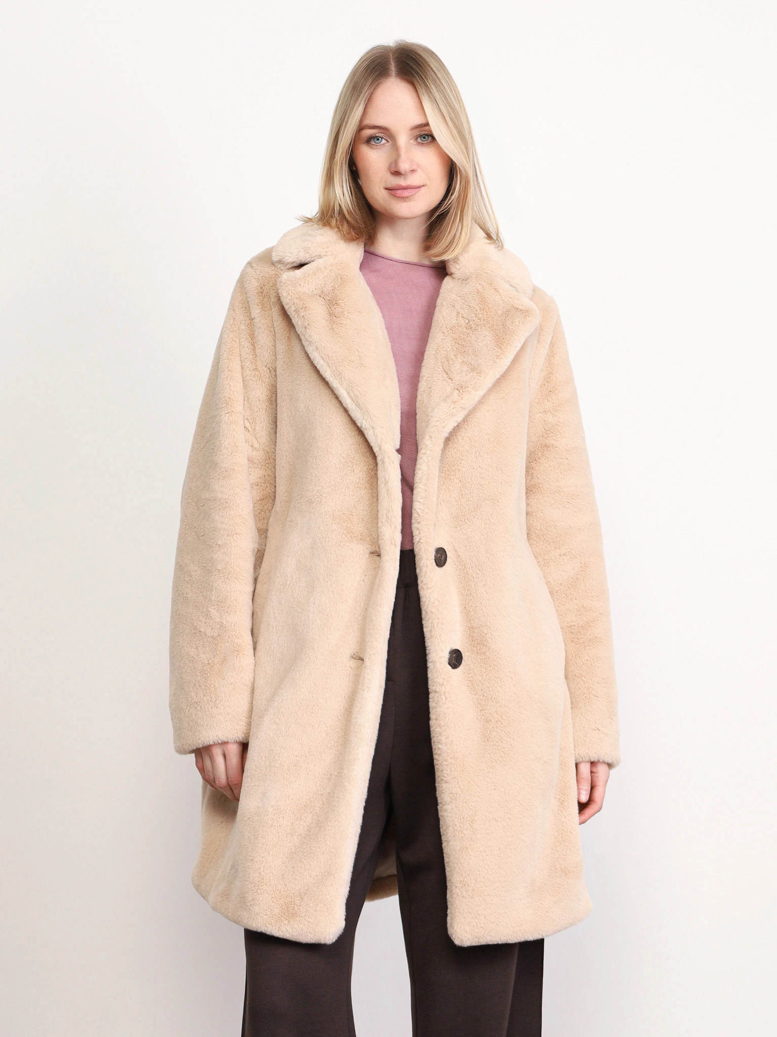 Полупальто бежевого цвета с отложным воротником